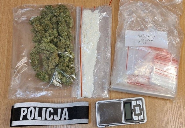 Tczewscy policjanci zatrzymali mężczyznę, który w mieszkaniu przechowywał narkotyki. To łącznie 100 gramów marihuany i amfetaminy.