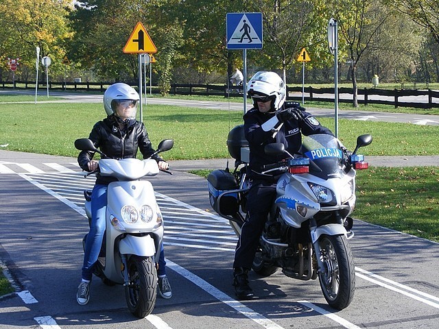 Policjanci przeprowadzili egzamin na kartę motorowerową w Tarnobrzegu [zdjęcia]