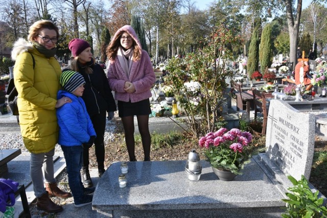 Wszystkich Świętych w Legnicy, tłumy na cmentarzu.