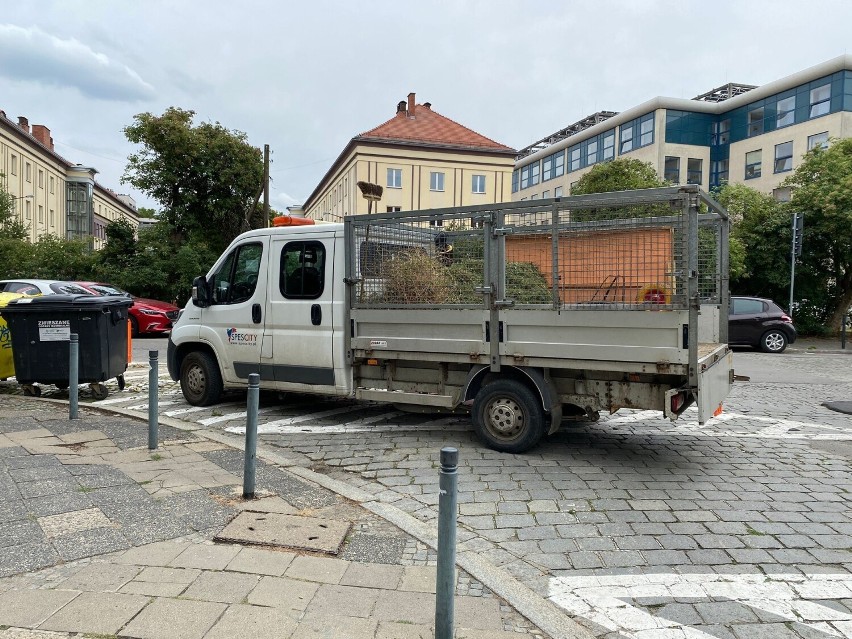 Średnio raz na miesiąc koszą trawniki przed naszymi...