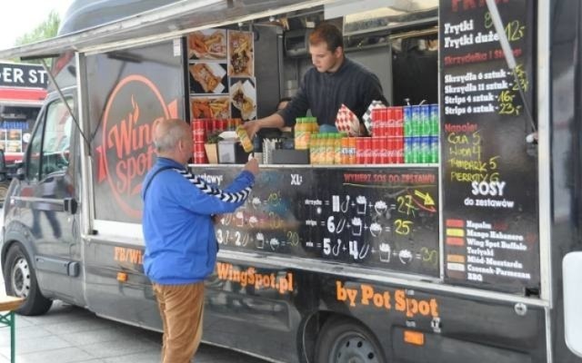 Już w kwietniu w Kielcach odbędzie się Street Food Polska Festiwal. W weekend 12-14 kwietnia na ulicy Henryka Sienkiewicza zaparkują food trucki. Będzie można spróbować dań pochodzących z różnych stron świata. Festiwal ma formę pikniku na świeżym powietrzu. Dla uczestników przygotowano wiele atrakcji, na przykład pokazy i warsztaty kulinarne na Placu Artystów.

>>> ZOBACZ WIĘCEJ NA KOLEJNYCH ZDJĘCIACH 