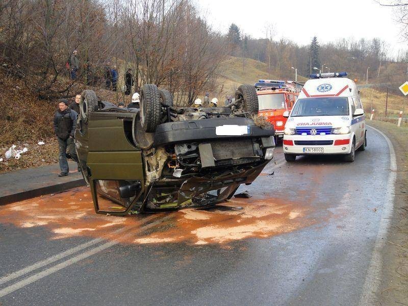 Wypadek Kąclowa: dachowanie VW Transportera [ZDJĘCIA]