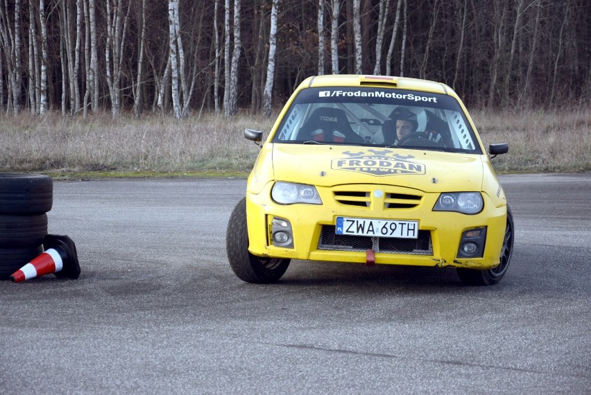 Szybcy i bezpieczni. Prędkość i adrenalina na treningu Automobilklubu Pilskiego na lotnisku [ZDJĘCIA]