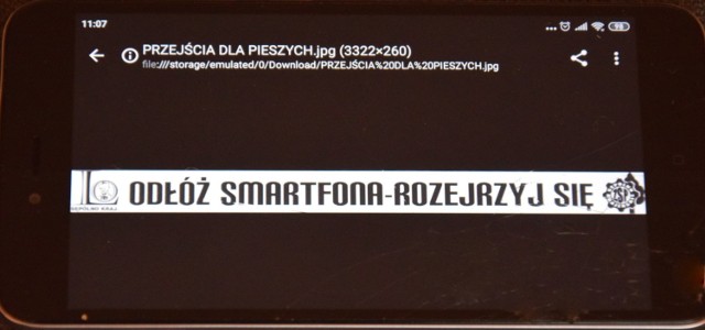 "Odłóż smartfona - rozejrzyj się" - takie hasło proponuje radny Artur Juhnke przy przejściach dla pieszych w Sępólnie