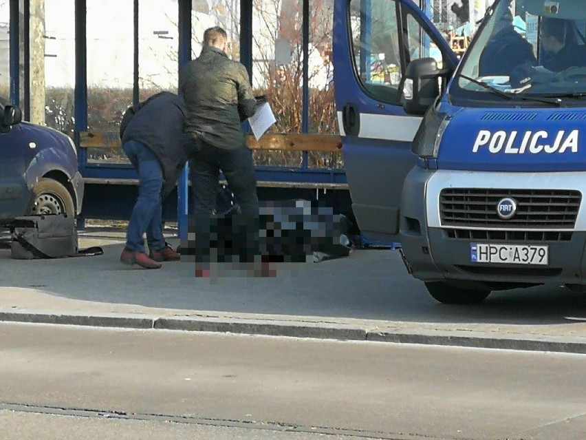 Tragedia na placu Wolności we Włocławku. Nie żyje mężczyzna [zdjęcia]