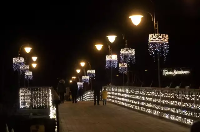 Na ulicach w centrum Inowrocławia oraz w Solankach podziwiać można już świąteczne oświetlenie