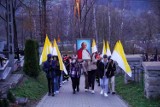 Ulicami Bobowej przeszła droga krzyżowa, którą poprowadził proboszcz  pw. Wszystkich Świętych ksiądz Marian Chełmecki