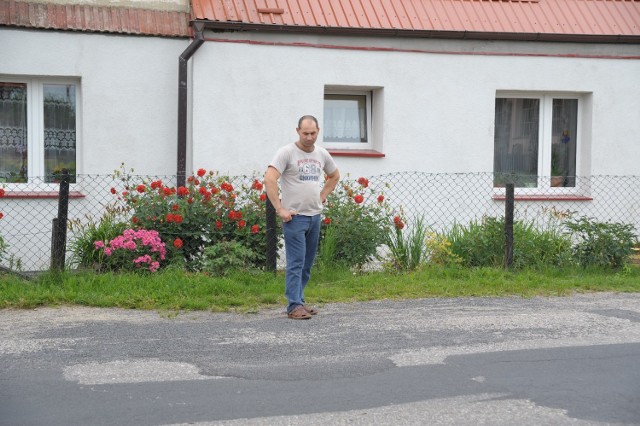 Jan Hinc z Piaszczyny żąda barierek i wyrównania asfaltu
