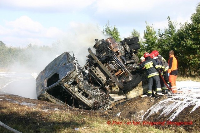 Wypadek na krajowej 5. Cysterna przygniotła tam karetkę pogotowia. Doszło do pożaru. Zginął w nim kierowca karetki. Dwie inne osoby, które nią jechały, są w ciężkim stanie. Krajowa piątka jest zablokowana.

ZOBACZ WIĘCEJ: Wypadek na krajowej 5. Cysterna przygniotła karetkę [ZDJĘCIA]