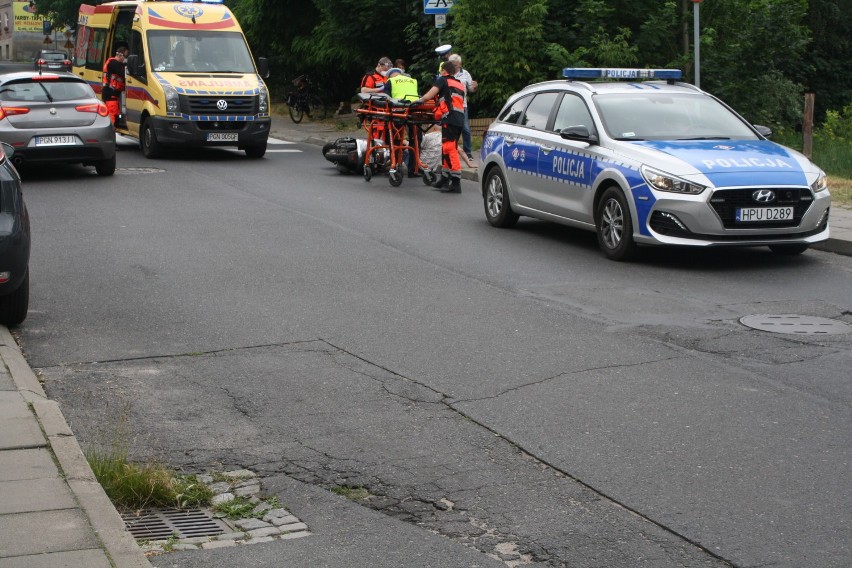 Gniezno: zdarzenie drogowe przy ulicy Jeziornej. Kierowca skutera został przetransportowany do szpitala