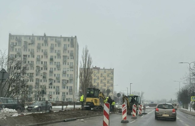 Na ulicy Grunwaldzkiej w Kielcach, w rejonie Wojewódzkiego Szpitala Zespolonego zawężono jezdnie prowadzącą do centrum miasta,  ponieważ prowadzone są prace przy budowie Inteligentnego Systemu Transportowego i kierowcy muszą stać w korkach. 
