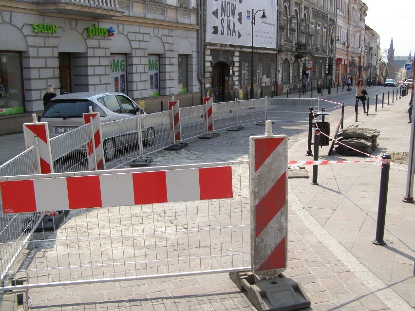 Na ulicy Krakowskiej w Tarnowie znów remont. Zrywają kostkę [ZDJĘCIA]