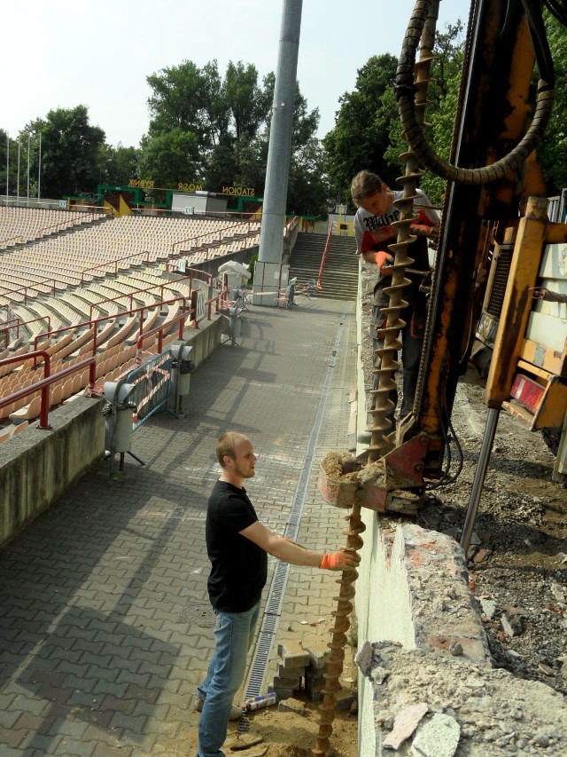 Rozbiórka muru okalającego stadion  w Rybniku