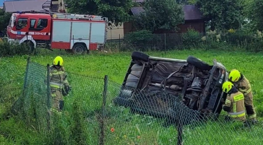 W Babicach koło Przemyśla samochód z 4 osobami w środku wypadł z drogi [ZDJĘCIA, WIDEO]