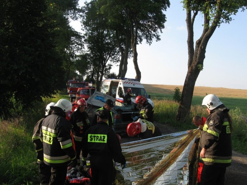 Gołdap. Samochód osobowy uderzył w drzewo [zdjęcia]