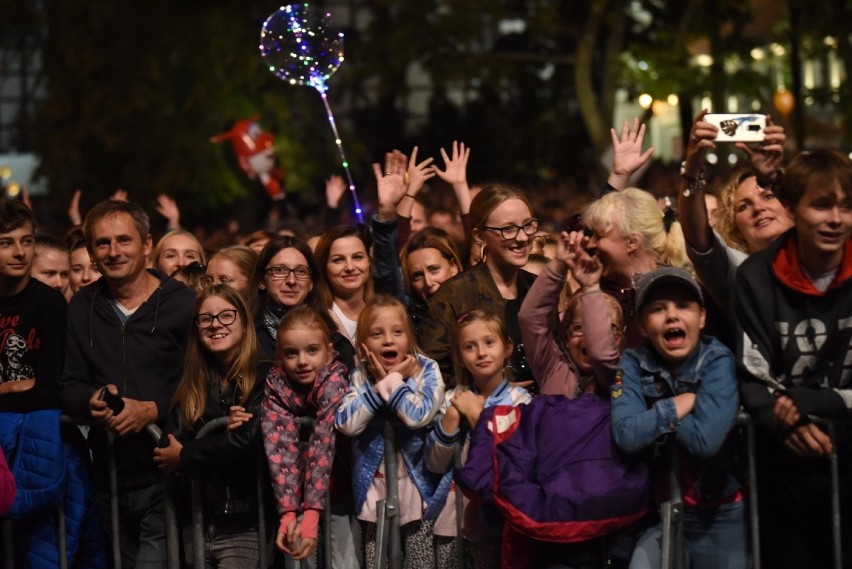 Winobranie 2019. Grzegorz Hyży po raz pierwszy zaśpiewał dla zielonogórskiej publiczności. Co się działo na koncercie? Zobaczcie