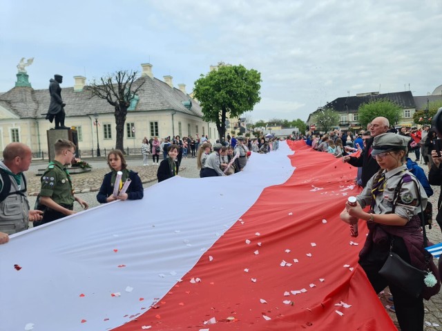 Senator Przemysław Błaszczyk, Marcin Przydacz – Sekretarz Stanu w Kancelarii Prezydenta RP, Szef Biura Polityki Międzynarodowej i radni PiS rozdawali biało-czerwone flagi mieszkańcom Kutna.