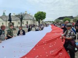 Święto Flagi w Kutnie. Zorganizowano przemarsz ze 100-metrową flagą. ZDJĘCIA