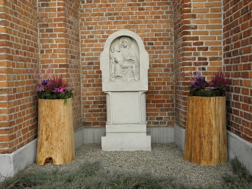 Kościół farny Żory: Oryginalne ozdoby i drewniane choinki na wzór Dolomitów