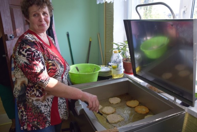 Gmina Nowy Dwór Gdański. Mieszkańcy Lubieszewa bawili się na Święcie Pieczonego Ziemniaka. Z tej okazji nie zabrakło pysznych potraw z ziemniakiem w roli głównej.