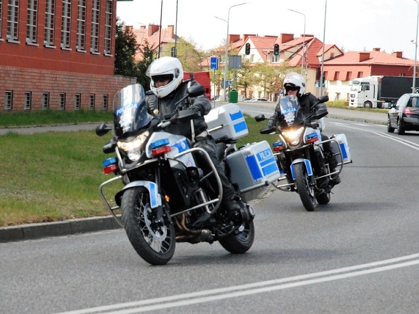 Policjanci z Człuchowa wskakują na motocykle. Sprawdzają, jak radzą sobie na drodze miłośnicy zmotoryzowanych dwóch kółek