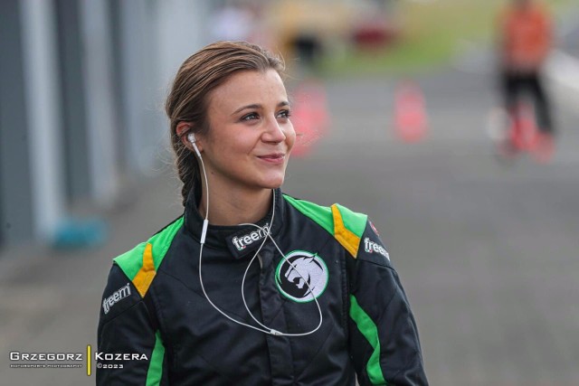 21-letnia Marcelina Czepiel osiąga spektakularne sukcesy w wyścigach samochodowych. Na swoim koncie ma tytuły mistrzowskie i starty na najważniejszych torach na świecie. Przeczytaj więcej o sukcesach utalentowanej Szczyrzycanki i kliknij w galerię, aby zobaczyć zdjęcia popularnej Mery z torów wyścigowych!