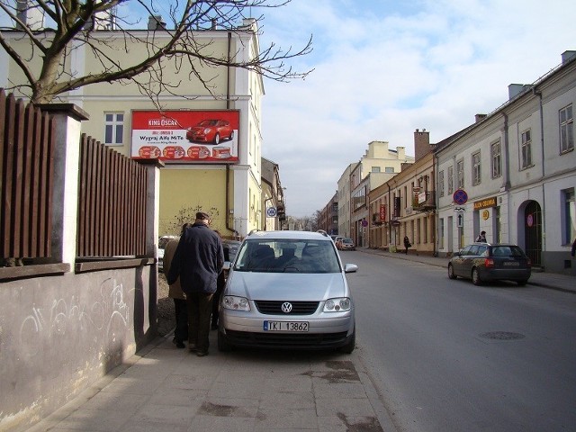 Zablokowany chodnik przy ul. Leonarda, Kielce