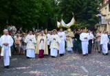 Boże Ciało 2017 w Sandomierzu. Tysiące wiernych w procesji ulicami miasta (ZDJĘCIA)