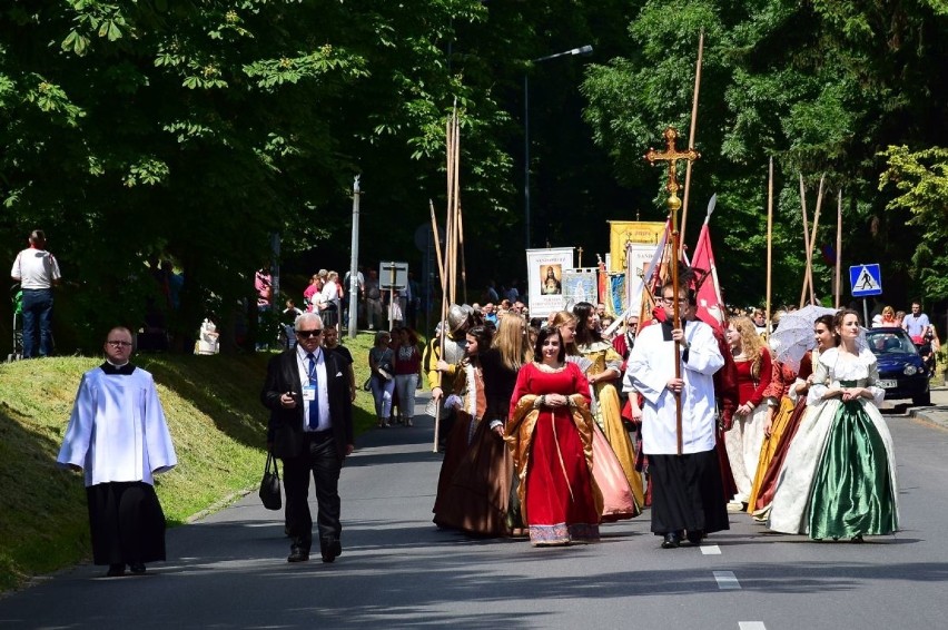 Boże Ciało 2017 w Sandomierzu. Tysiące wiernych w procesji ulicami miasta (ZDJĘCIA)