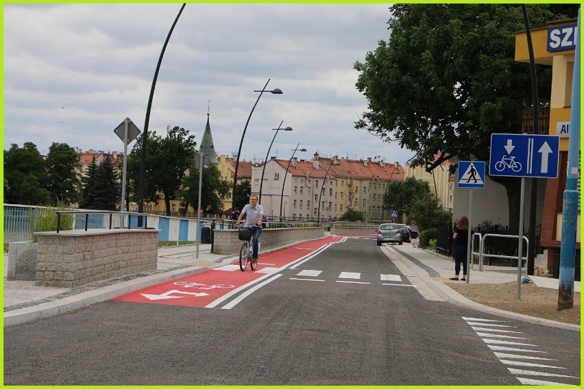 ul. Nadbrzeżna, kontrapas dla rowerów, znak F-18 informuje o...