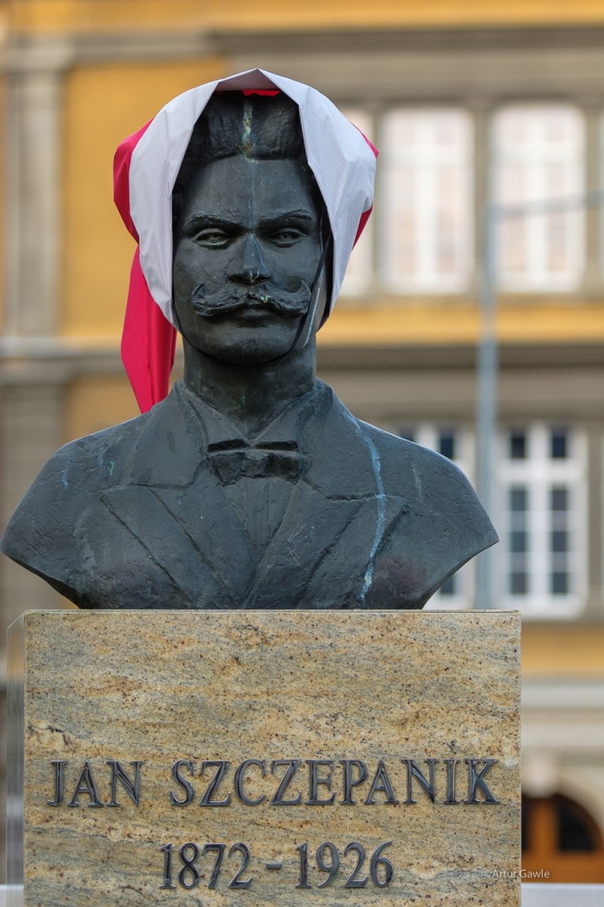 Tarnów. Mikołajkowe czapy pojawiły się na pomnikach w Tarnowie. Pomysłodawcą akcji jest Urząd Miasta [ZDJĘCIA]