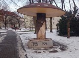 Wodzisław Śl.: Wandal oszpecił  "Grzybka" w Parku Miejskim. Wulgarny napis pojawił się na cokole