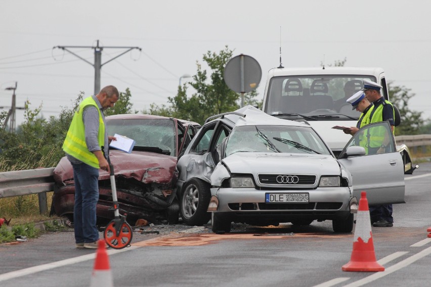 Wypadek na ulicy Wrocławskiej w Legnicy, są ranni [ZDJĘCIA]