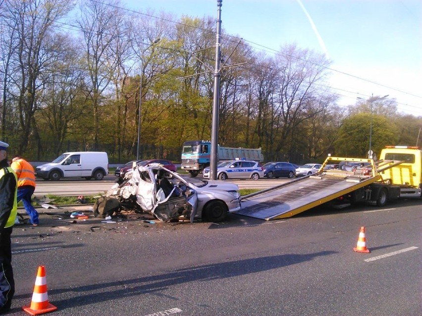 Wypadek na Piłsudskiego. Jedna ofiara śmiertelna [ZDJĘCIA, FILM]