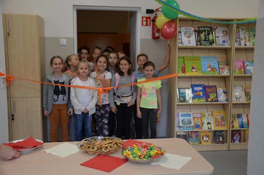 Odnowiona biblioteka szkolna ucieszyła uczniów wieluńskiej „dwójki”  [FOTO]