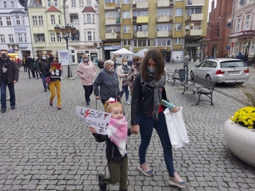Strajk kobiet w Świebodzinie. "Moja pusia, nie Jarusia", "Nawet mefedron ma lepszy skład niż Rząd" - hasła protestujących 