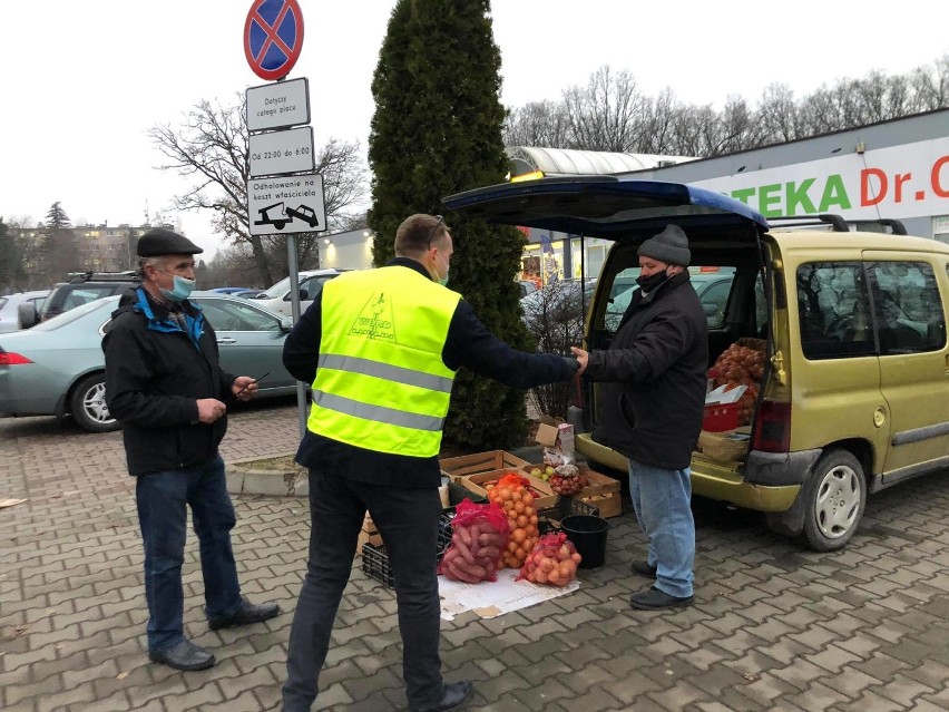 Mieszkańcy Kraśnika otrzymali ratujące życie odblaski. To akcja Stowarzyszenia Rozwój i Bezpieczeństwo. Zobacz zdjęcia