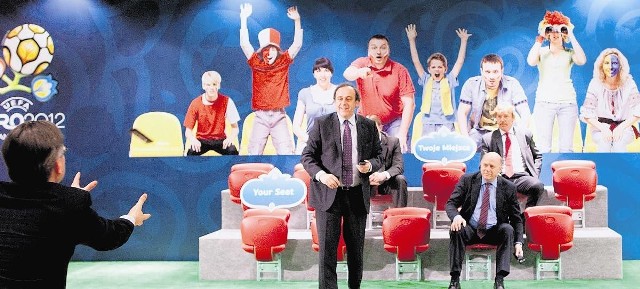 Gdy Michel Platini (w środku), szef UEFA, inaugurował sprzedaż biletów, nie spodziewano się zarzutu "niekonstytucyjności" ich rozdziału