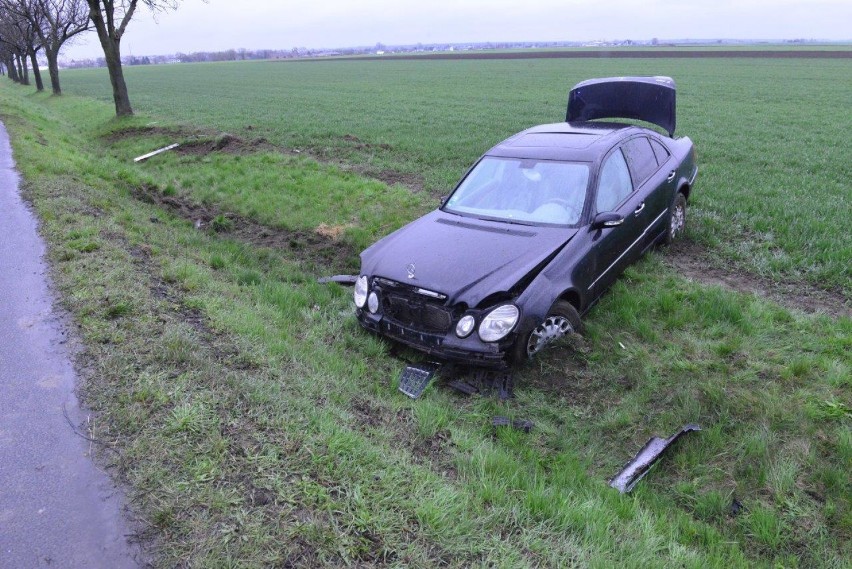 Dachowanie auta na dawnej drodze DK 5. Dwie osoby trafiły do szpitala [FOTO] 