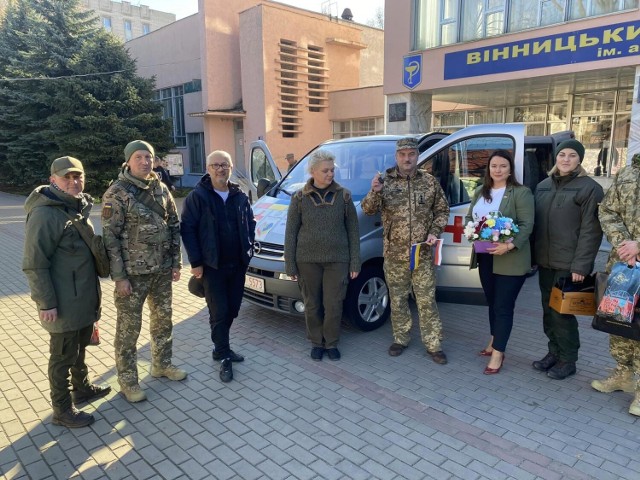 Tatiana Dembska i Piotr Kuciński z Torunia przekazują bus i dary lekarzom z Wojskowej Akademii Medycznej w Kijowie. Do przekazania doszło w Winnicy, bo tam już na początku wojny ewakuowano uczelnię. Stamtąd też regularnie wojskowi medycy jeżdżą na linie frontu, do polowych szpitali.