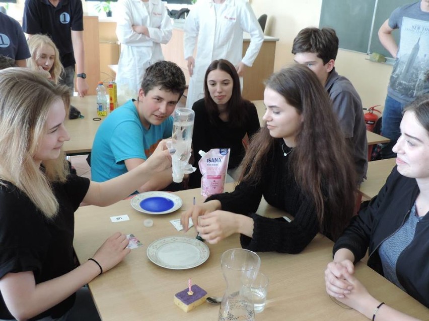 Szkoła nr 1 w Chodzieży zorganizowała konkurs doświadczeń fizycznych i chemicznych [FOTO]