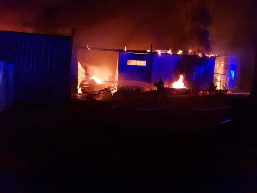 Duży pożar budynku w powiecie lipnowskim. Spłonęły maszyny rolnicze [zdjęcia]