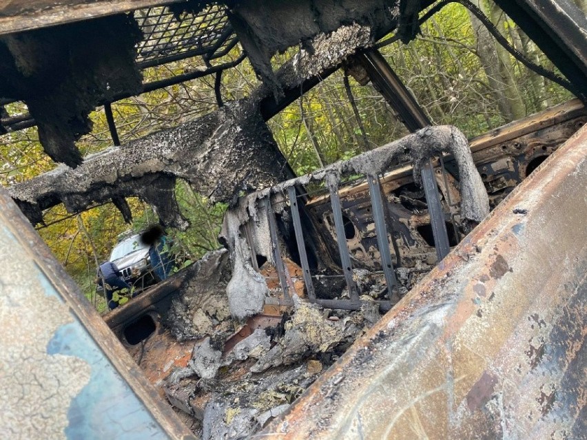 Spalone auto ukryte wśród drzew w Siekierczynie. Czy to wóz sprawców skoku na bank w Męcinie?