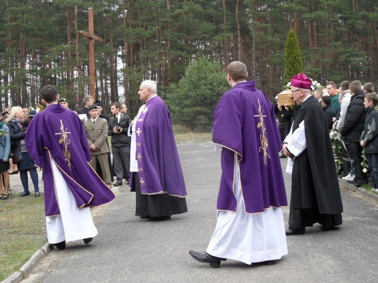 Rusinowice: Pogrzeb ks. Damiana Kominka [ZDJĘCIA]. Duszpasterza żegnały tłumy wiernych