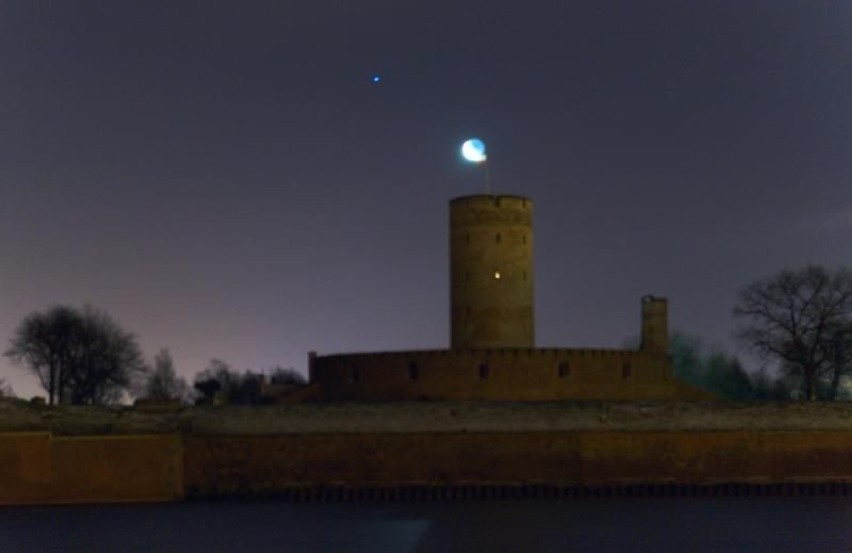 Twierdza Wisłoujście nocą (od strony Nowego Portu). Fot....