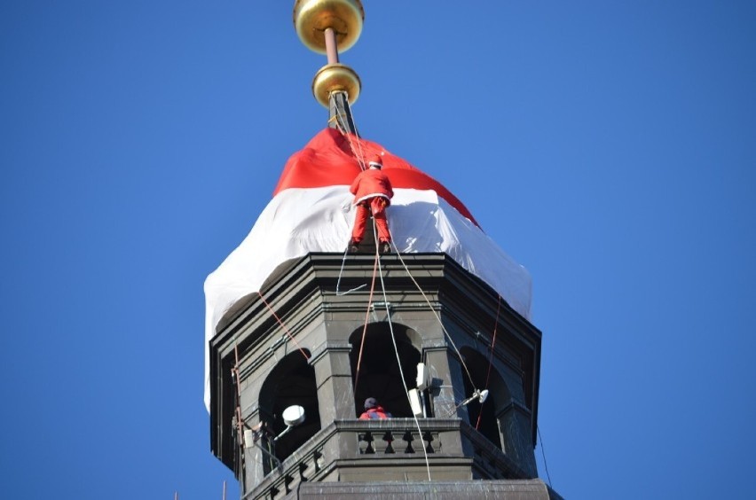 Na ratuszowej wieży  w Głogowie zawiśnie gigantyczna czapka św. Mikołaja