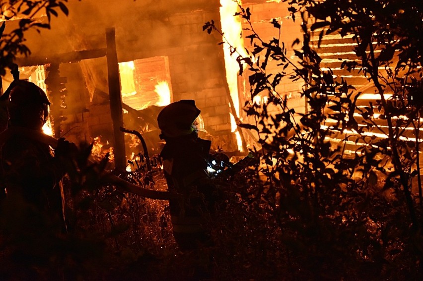 Kilkudziesięciu strażaków walczyło z nocnym pożarem budynku...