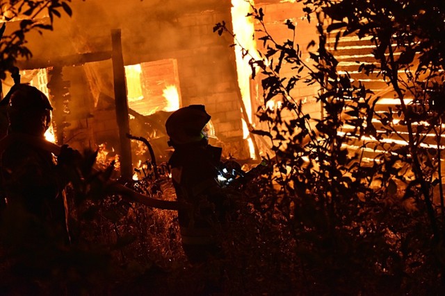 Kilkudziesięciu strażaków walczyło z nocnym pożarem budynku w Moszczenicy
