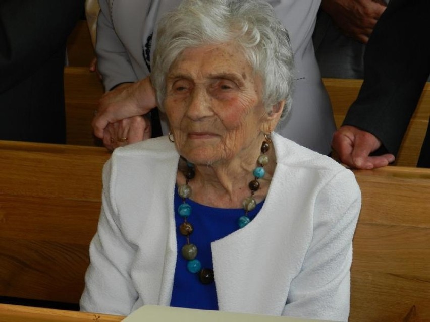 Mieszkanka Osieka skończyła 100 lat. Dobrze się czuje, często się uśmiecha, ma dobrą pamięć
