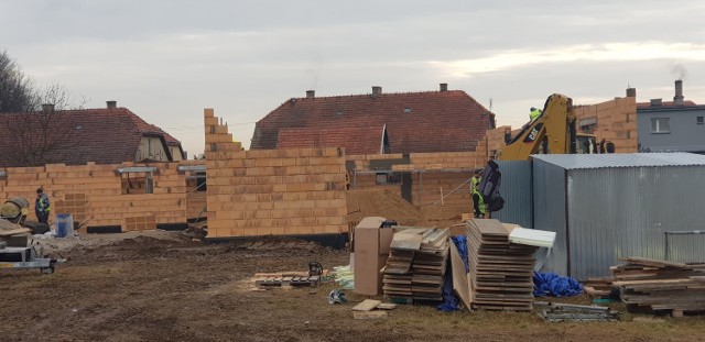 Od samego początku kwestia budowy świetlicy w Stradomi Wierzchniej budziła kontrowersje i dyskusje. Na zdjęciach plac budowy. Wykonawcą wyłonionym w drugim przetargu była firma Wiesława Lendy z Twardogóry